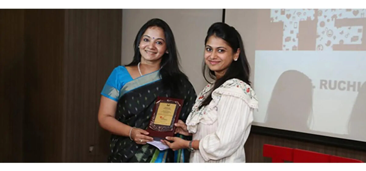 Ms Ruchi Khemkafelicitated by RSET Trustee Ms Nishita Goenka